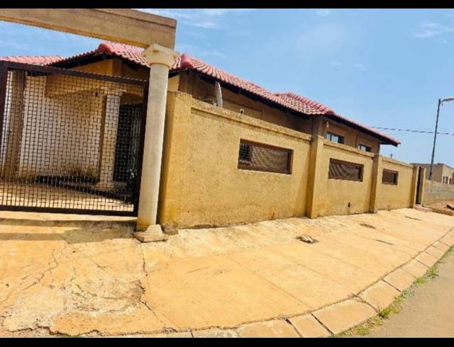 3 BEDROOM HOUSE FOR SALE IN LAKESIDE